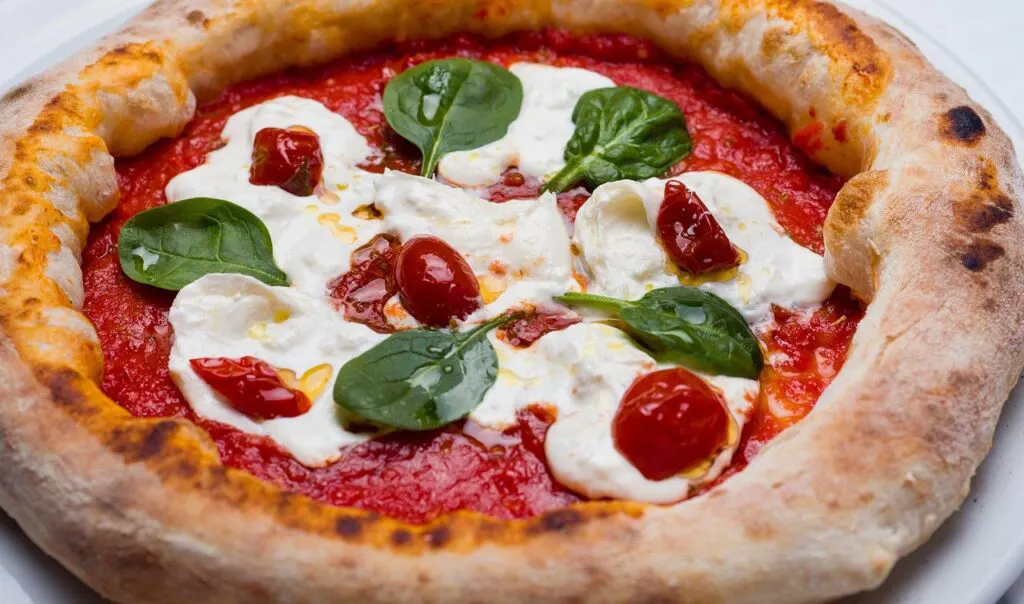 Pizza napoletana – gustul tradițional al Italiei